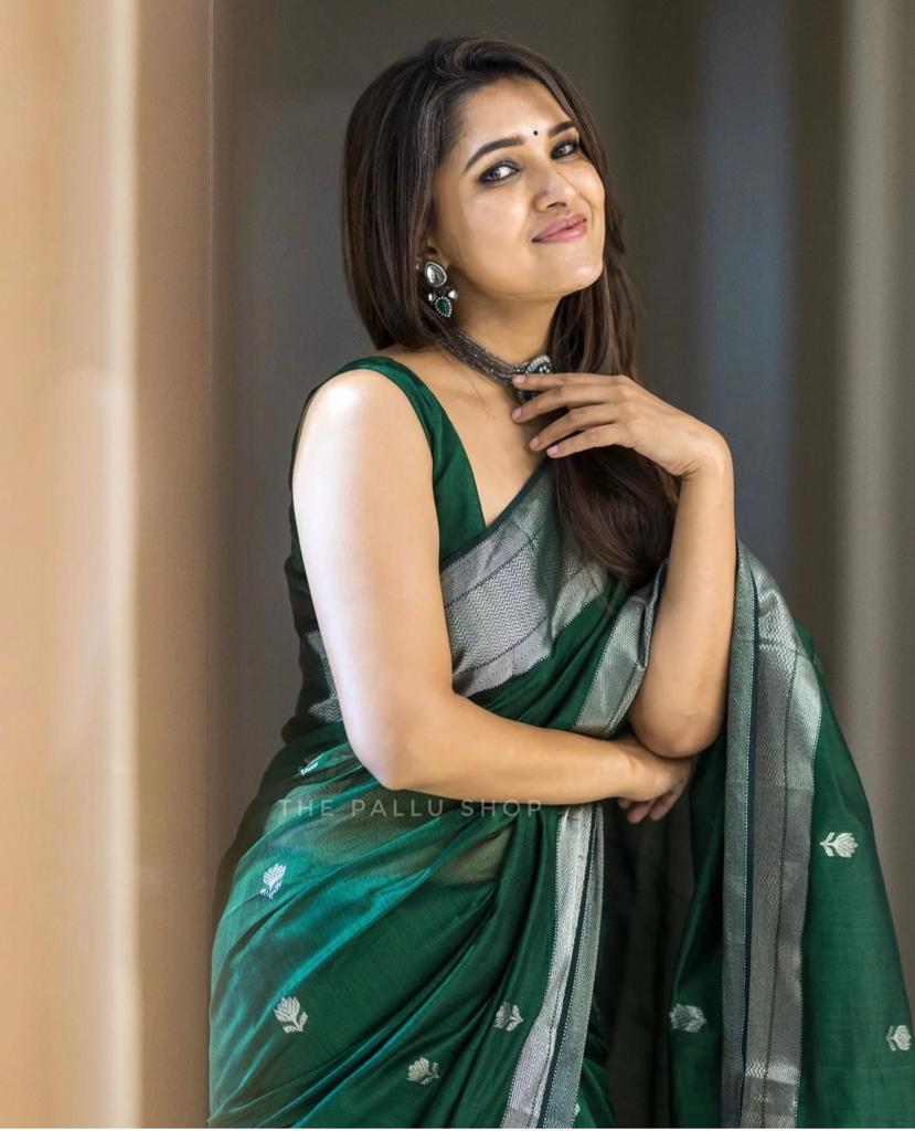 Gratifying Green Cotton Silk Saree With Alluring Blouse Piece ClothsVilla