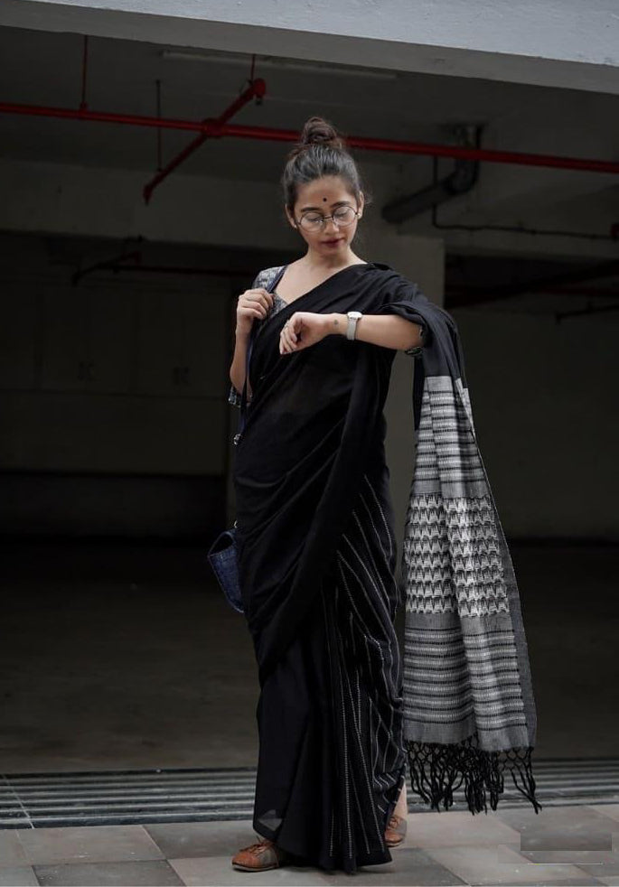 Extraordinary Black Soft Silk Saree With Sizzling Blouse Piece ClothsVilla