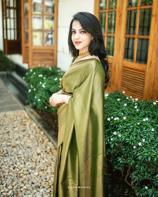 Bucolic Green Soft Kanjivaram Silk Saree With Incredible Blouse Piece ClothsVilla