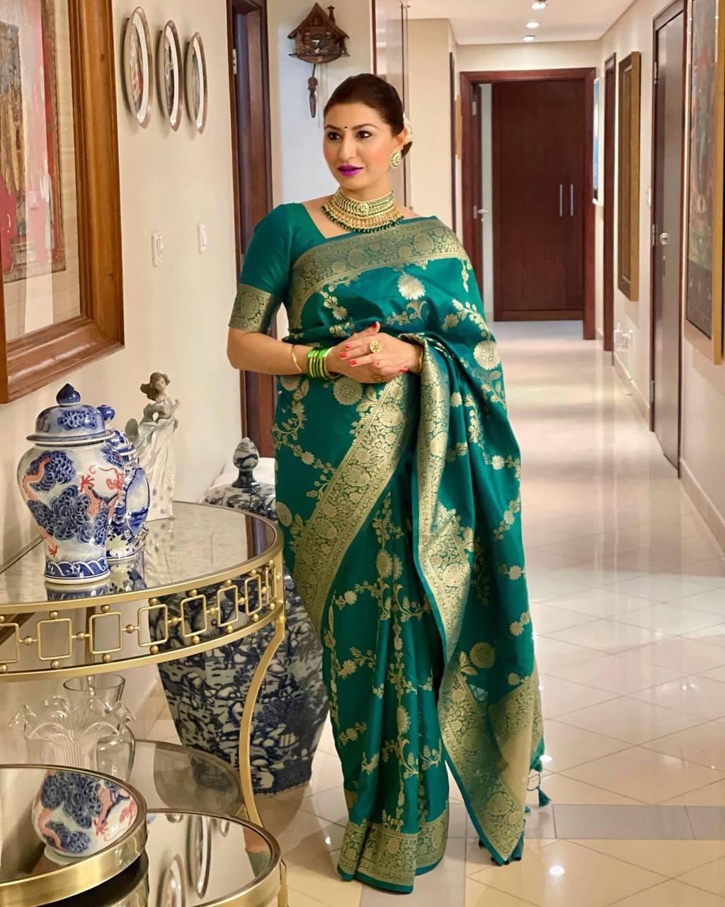 Beautiful Green Soft Silk Saree With Pretty Blouse Piece ClothsVilla