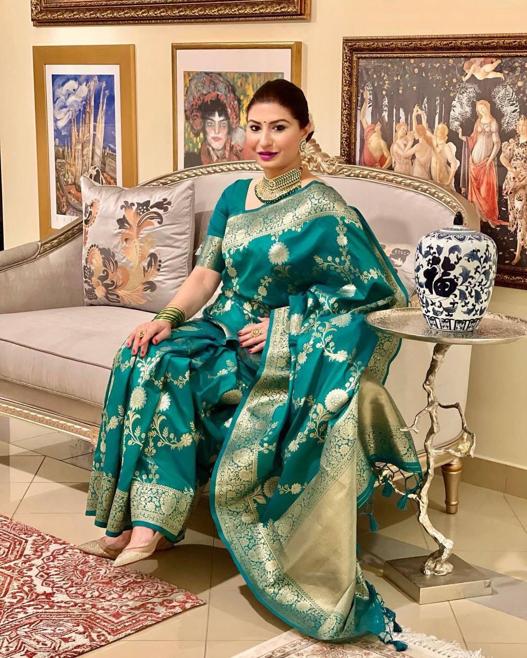 Beautiful Green Soft Silk Saree With Pretty Blouse Piece ClothsVilla