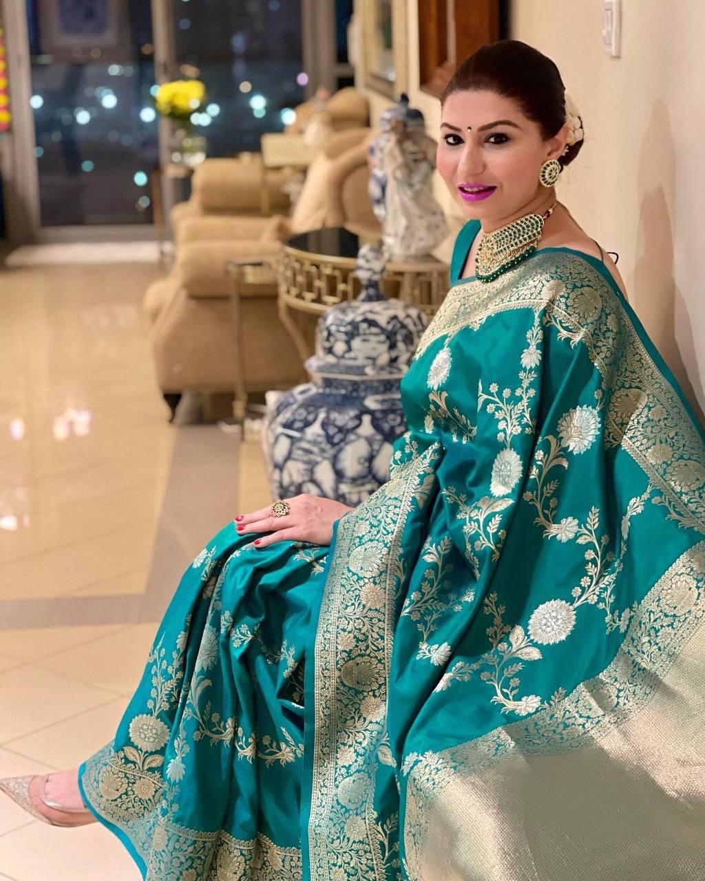 Beautiful Green Soft Silk Saree With Pretty Blouse Piece ClothsVilla