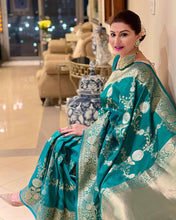 Load image into Gallery viewer, Beautiful Green Soft Silk Saree With Pretty Blouse Piece ClothsVilla