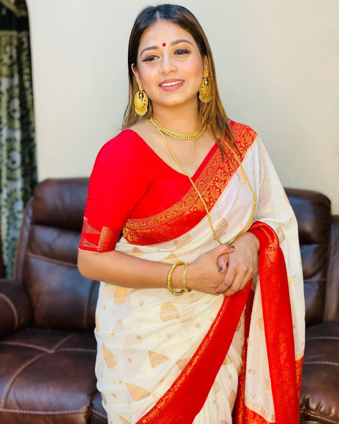 Surreptitious White Soft Banarasi Silk Saree With Artistic Blouse Piece ClothsVilla