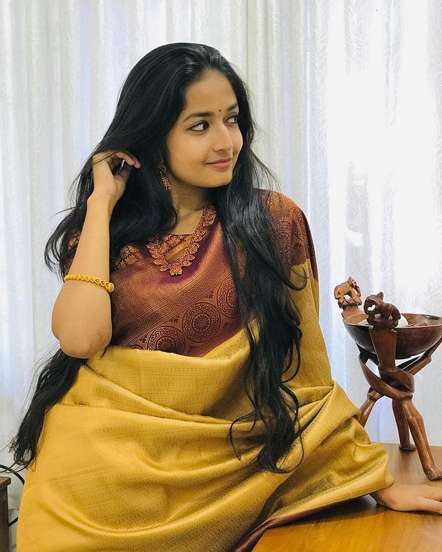 Gratifying Musturd Soft Silk Saree with Dazzling Blouse Piece ClothsVilla