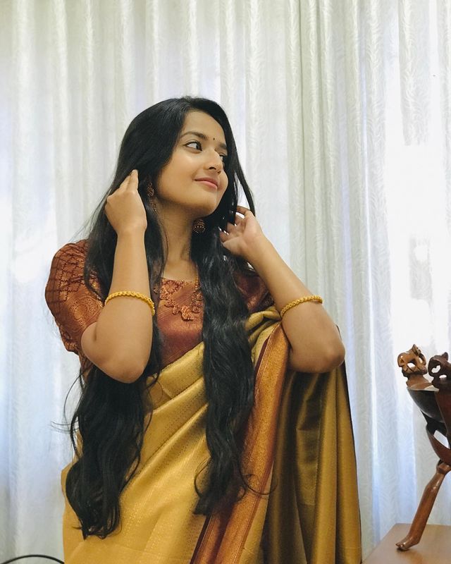 Gratifying Musturd Soft Silk Saree with Dazzling Blouse Piece ClothsVilla