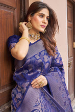 Load image into Gallery viewer, Elegant Navy Blue Kanjivaram Silk Saree With Chatoyant Blouse Piece Bvipul