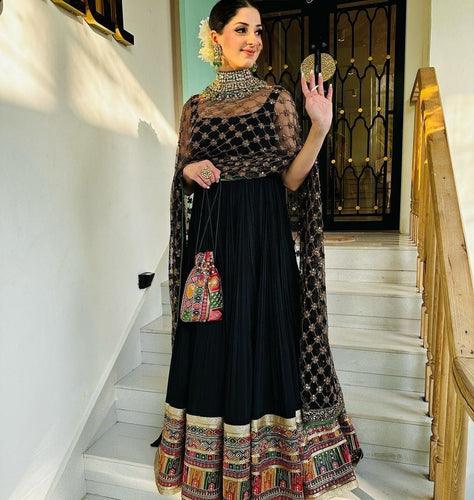 Black Embroidered Jacket Anarkali Gown  Desain blus Gaun indian Gaun