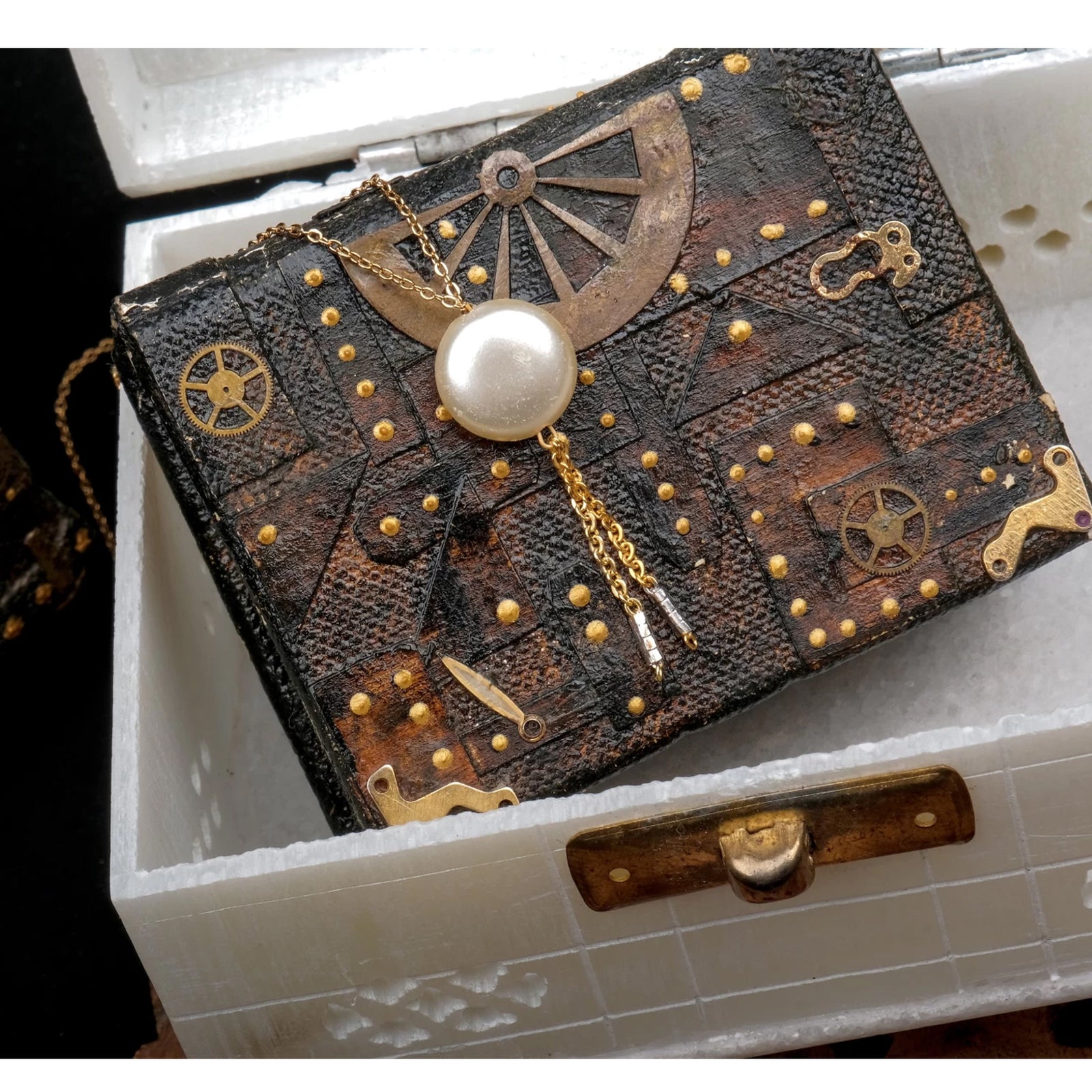 Gold-plated Pearl Brass Pendant ClothsVilla