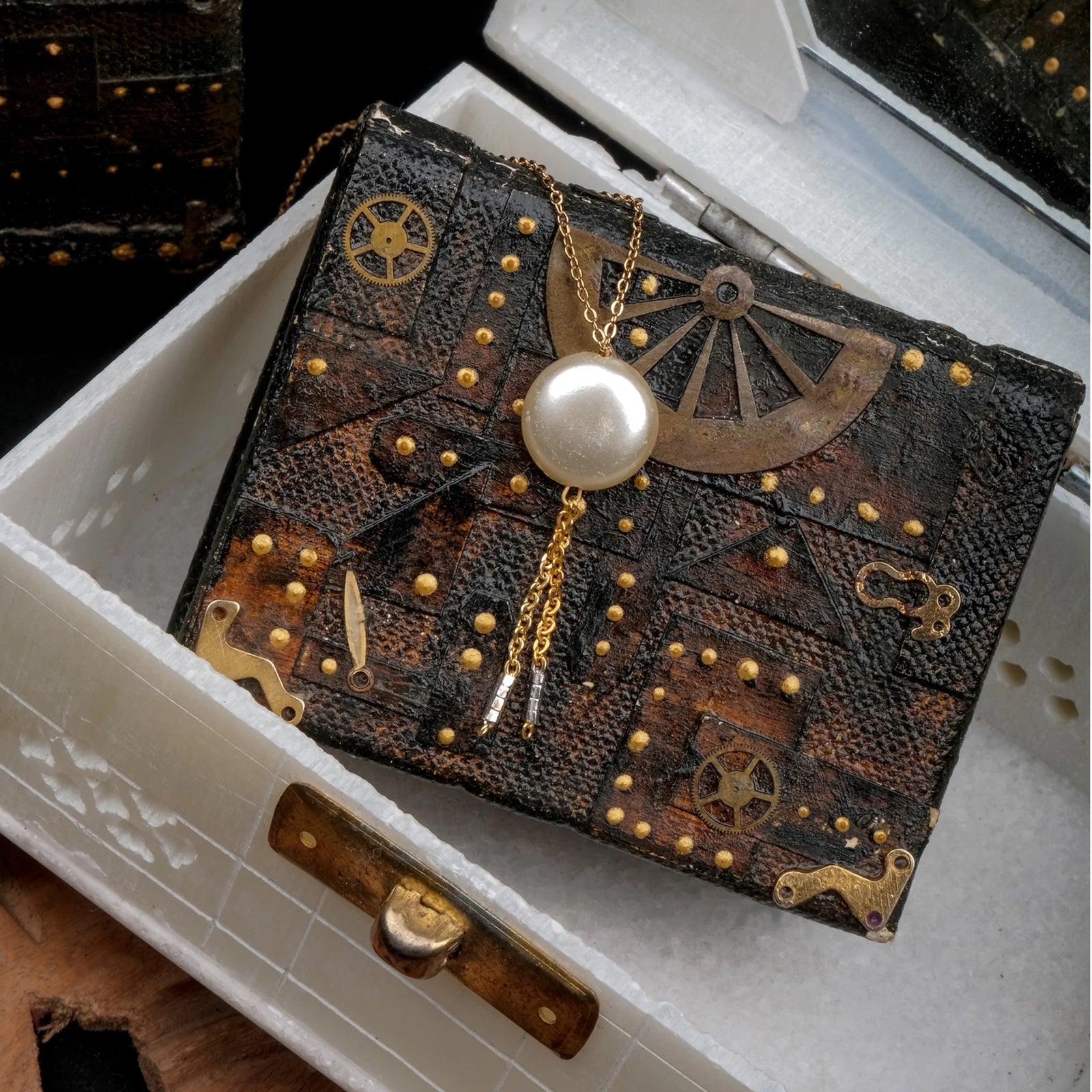 Gold-plated Pearl Brass Pendant ClothsVilla