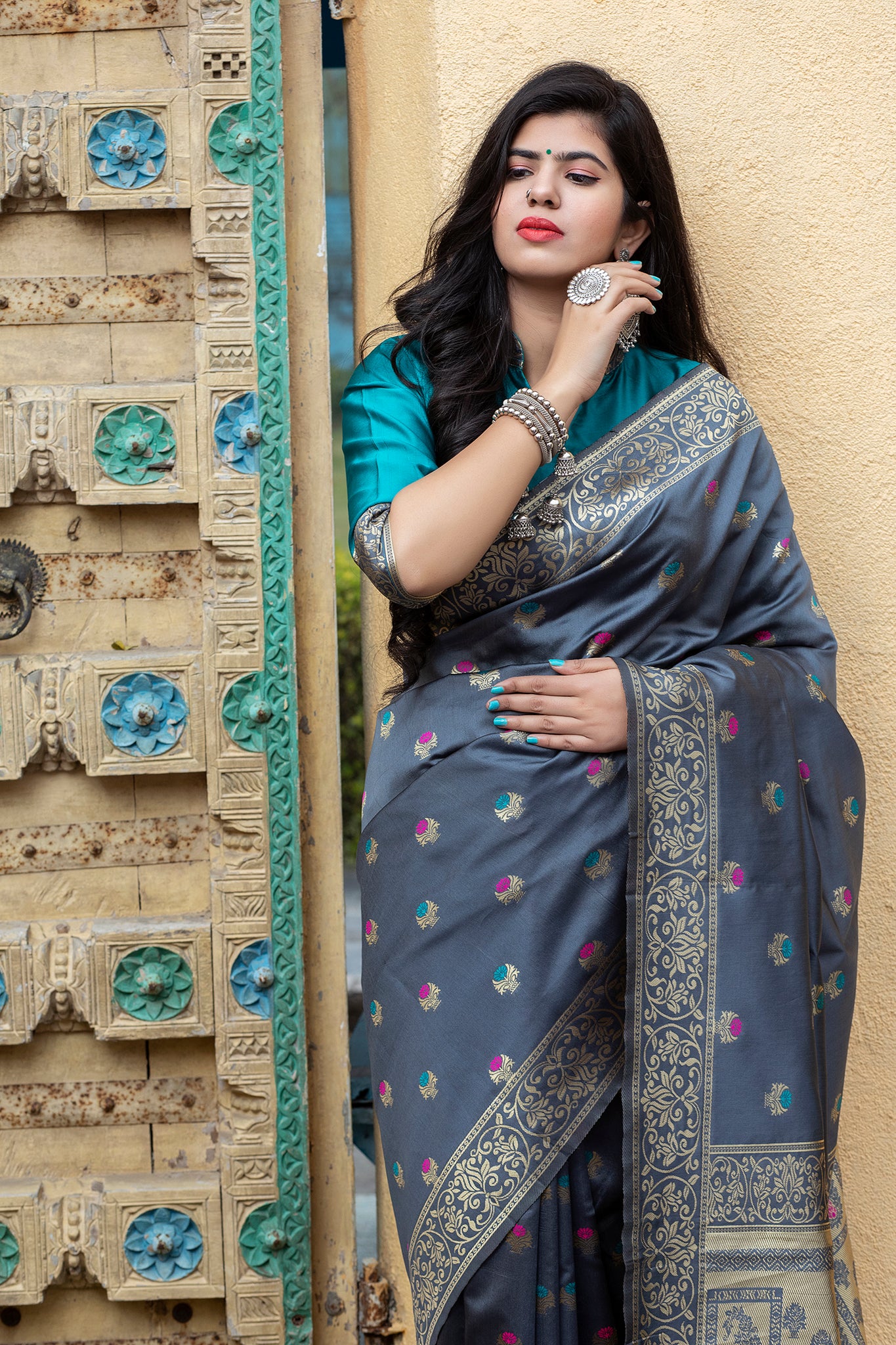 Grey & Blue Bandhani Silk Handwoven Zari Saree Set Design by Geroo Jaipur  at Pernia's Pop Up Shop 2024