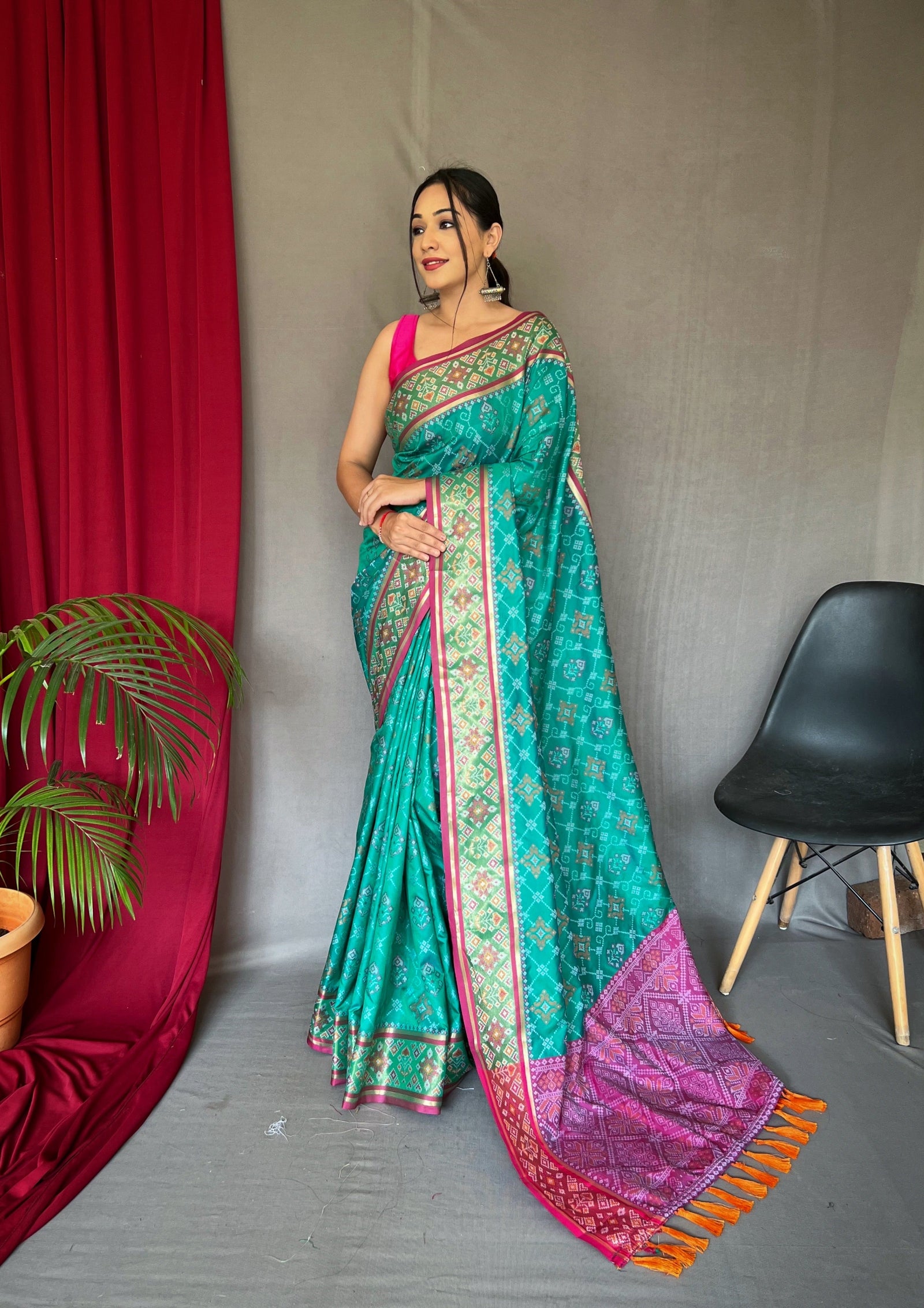 Rangeen Patola Contrast Woven Silk Saree Sea Green Clothsvilla