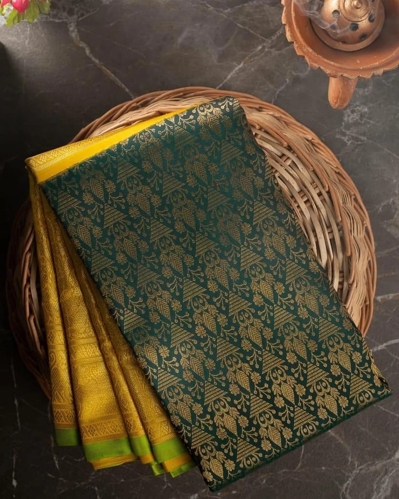 Tempting Green Soft Banarasi Silk Saree With Luxuriant Blouse Piece KP