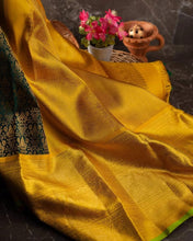 Load image into Gallery viewer, Tempting Green Soft Banarasi Silk Saree With Luxuriant Blouse Piece KP