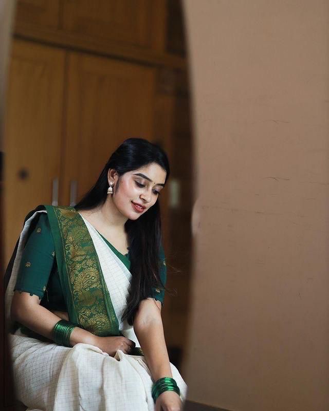 Adorable Off White Soft Banarasi Silk Saree With Desirable Blouse Piece KP