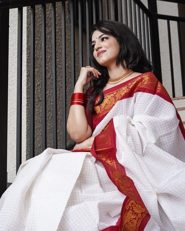 Adorable Off White Soft Banarasi Silk Saree With Majesty Blouse Piece KP