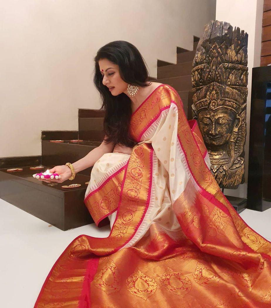 Admirable Beige Soft Banarasi Silk Saree With Unique Blouse Piece Secondary image