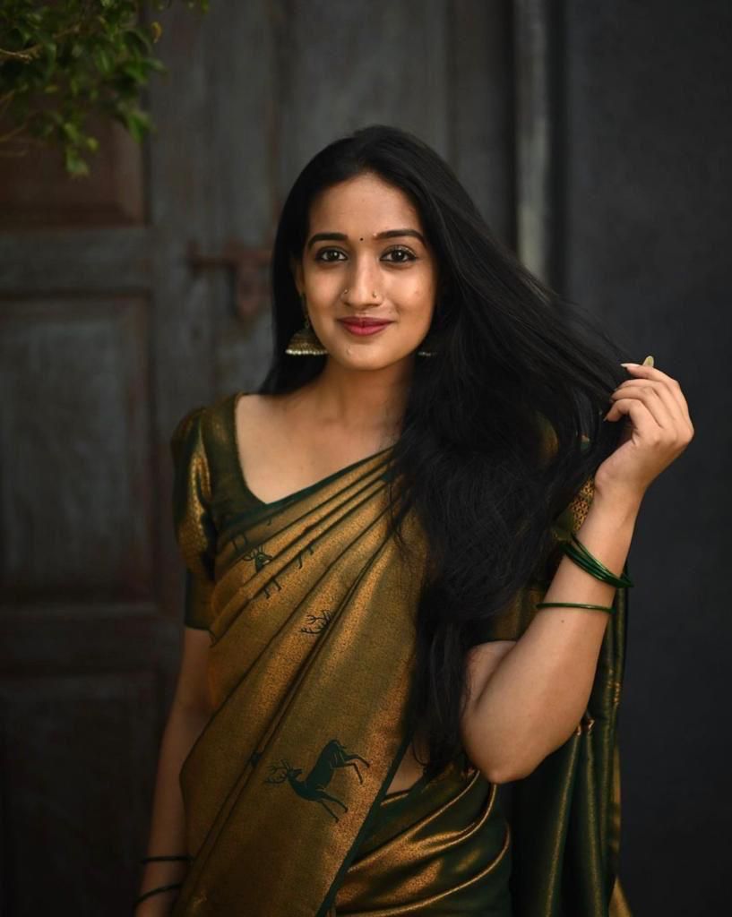 Luxuriant Dark Green Soft Silk Saree With Comely Blouse Piece KP