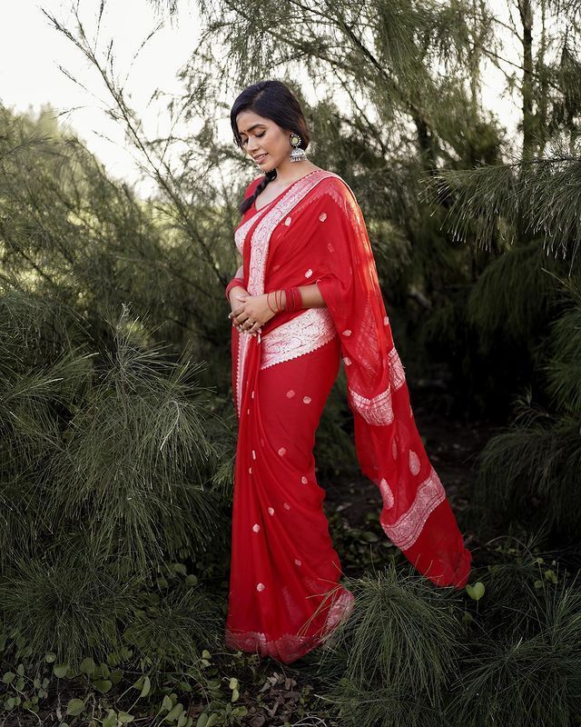 Angelic Red Soft Silk Saree With Excellent Blouse Piece Secondary image
