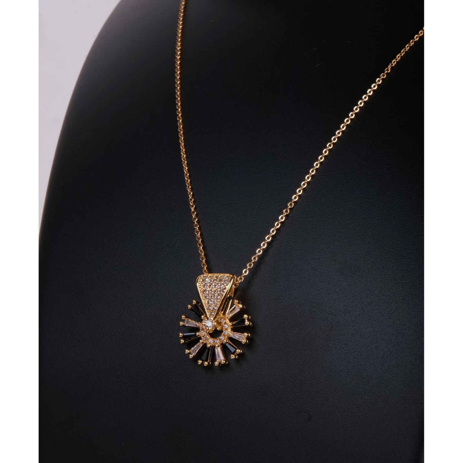 Round Shape Black&White Dimond Pendent Gold-plated Brass Pendant Set ClothsVilla