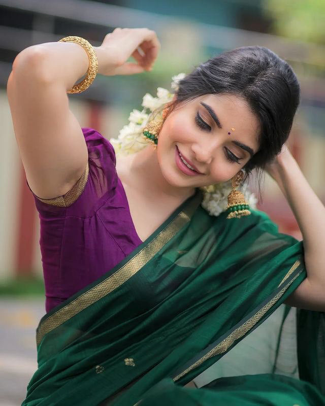 Gratifying Green Cotton Silk Saree With Flaunt Blouse Piece Shriji