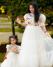 Load image into Gallery viewer, Beautiful Work White Color Mother Daughter Gown