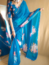Load image into Gallery viewer, Firozi Color Printed With Peral Lace Border Georgette Stylist Saree Clothsvilla